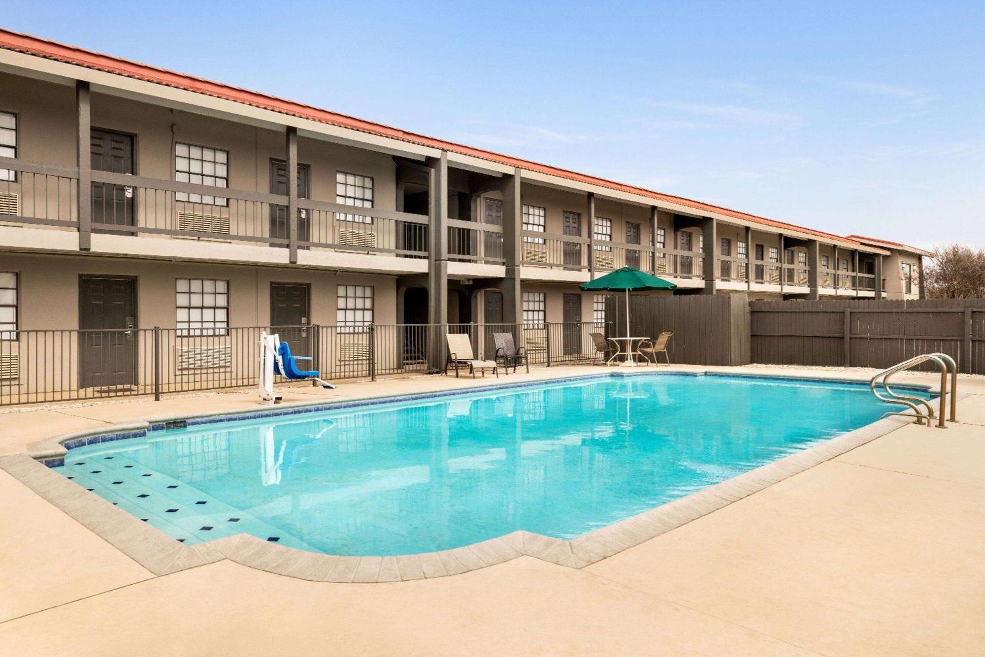 La Quinta Inn By Wyndham San Antonio Lackland Esterno foto